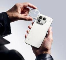 Strategia Flagship tra lente RICOH GR, potenza a 200MP e immagini spontanee