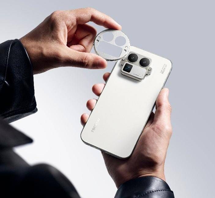 Strategia Flagship tra lente RICOH GR, potenza a 2 &hellip;