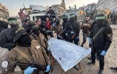Gaza, miliziani di Hamas e della Jihad islamica consegnano il corpo di uno degli ostaggi alla Croce Rossa - Fotogramma /Ipa