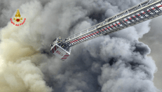 Lecco: vasto incendio in capannone industriale a Lomagna