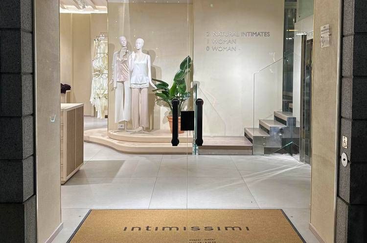 L'ingresso del nuovo store di Intimissimi in via Montenapoleone
