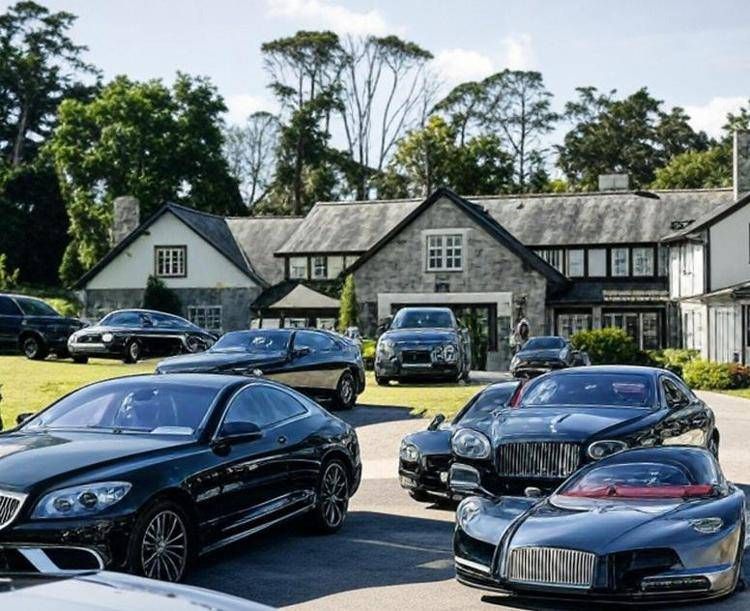 Auto di lusso parcheggiate