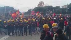 Ex Ilva, le immagini del corteo dei metalmeccanici a Genova - Video