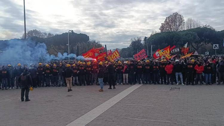 Corteo di Genova - (Adnkrono)