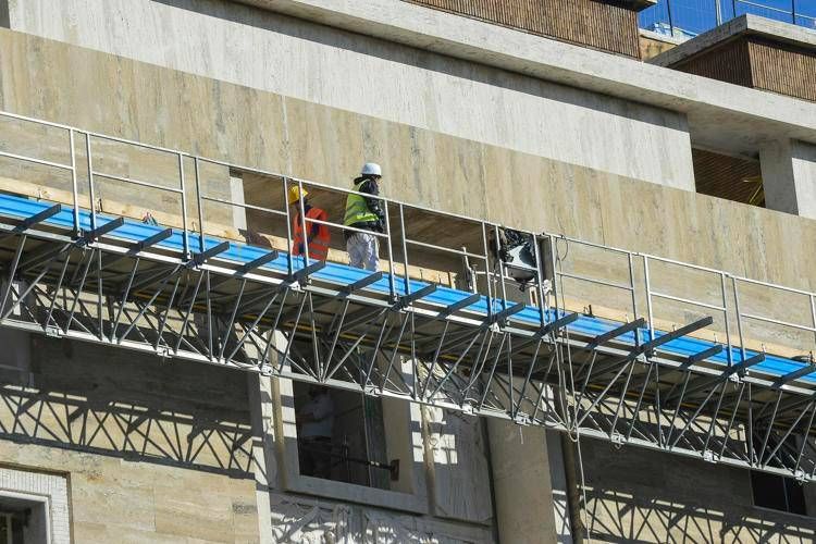 Operai al lavoro - Fotogramma