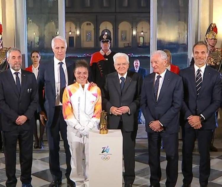 Milano-Cortina, la fiamma olimpica è arrivata in Italia ed è stata consegnata a Mattarella