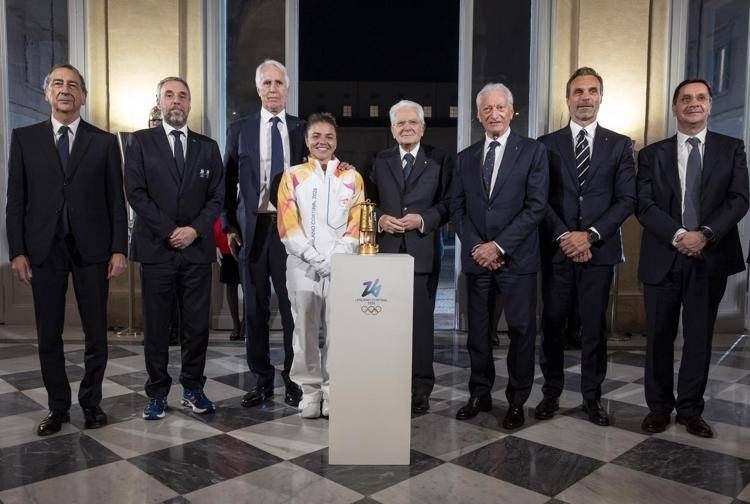 Milano-Cortina, la fiamma olimpica è arrivata in Italia ed è stata consegnata a Mattarella