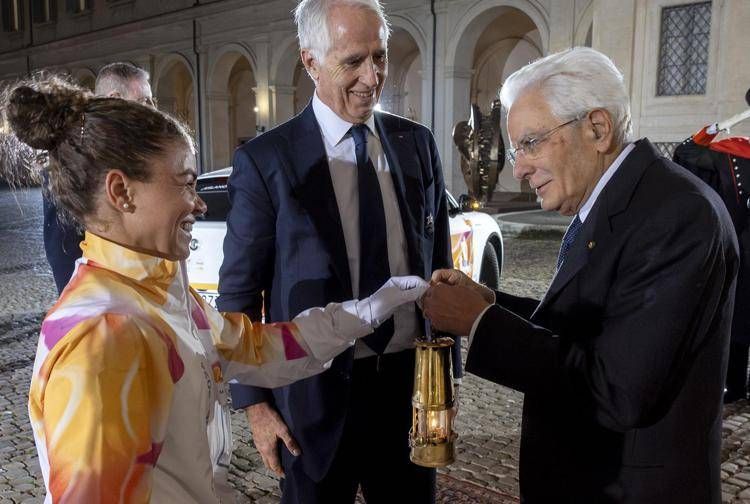 Il Presidente Sergio Mattarella riceve da Jasmine Paolini e Giovanni Malagò la Fiamma Olimpica  - Palazzo del Quirinale