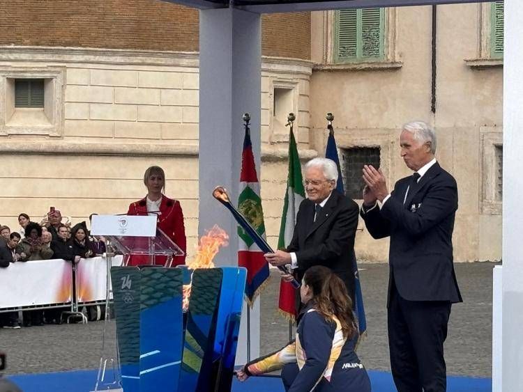 Sergio Mattarella accende il braciere olimpico