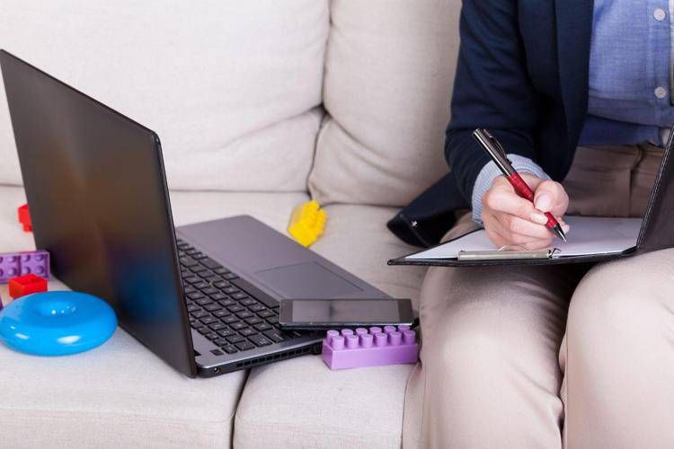 Donna al pc con giocattoli bimbi - Canva