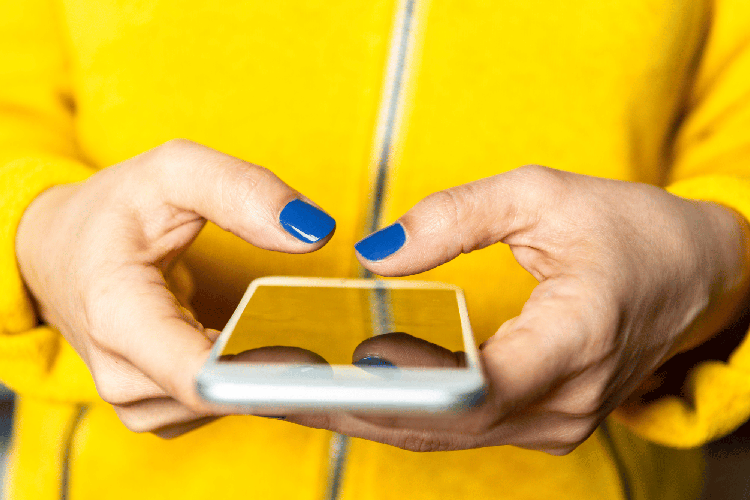 cellulare_donna_canva