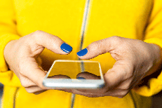 cellulare_donna_canva