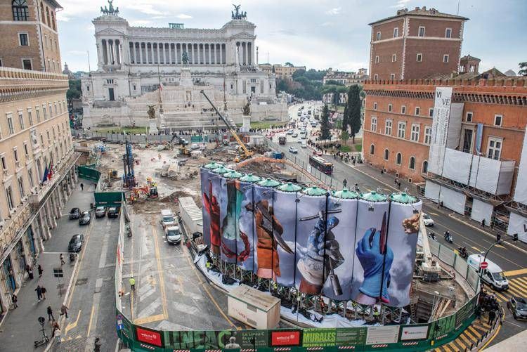 Roma, al cantiere di piazza Venezia la terza opera di 'Murales'