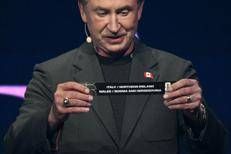 Wayne Gretzky con il biglietto che comprende l'Italia - Afp