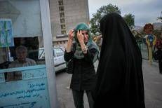 Una donna sistema l'Hijab a Teheran - Ipa