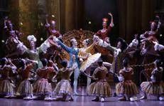 La coppia formata da Nicoletta Manni e Timofej Andrijashenko con il copo di ballo scaligero nella 'Bella Addormentata'