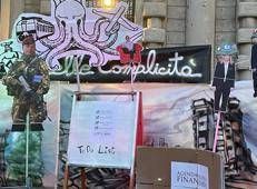 La protesta in piazza della Scala a Milano