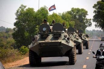 Mezzi militari al confine tra Cambogia e Thailandia - Ipa