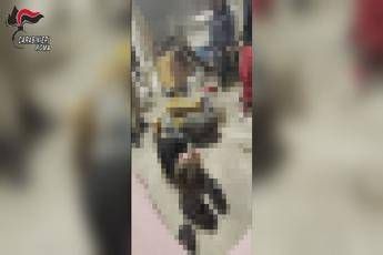 Sequestro di persona e torture, coinvolti anche minori: sulle vittime atti di crudeltà e acqua bollente - Video