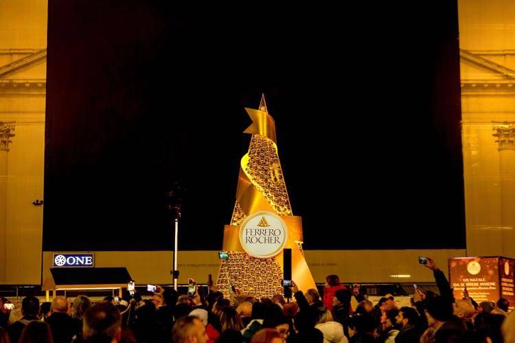 Ferrero Rocher inaugura albero di Natale in piazza San Carlo a Milano