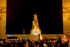 Ferrero Rocher inaugura albero di Natale in piazza San Carlo a Milano