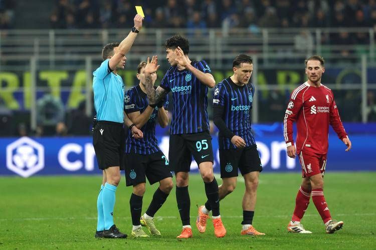 Ammonizione a Bastoni in Inter-Liverpool