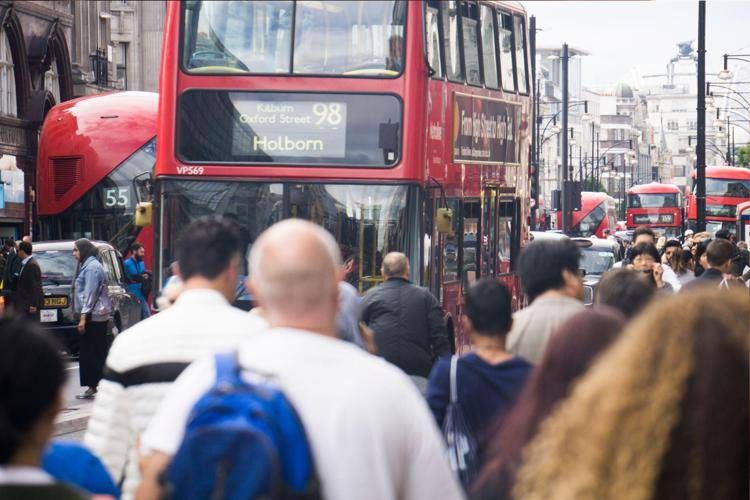 londra_mezzi_persone_canva image londra_mezzi_persone_canva