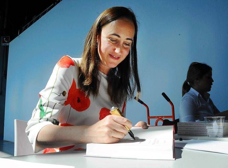 kinsella_sophie_firmacopie_milano_fg_ipa image La scrittrice Sophie Kinsella - Fotogramma /Ipa