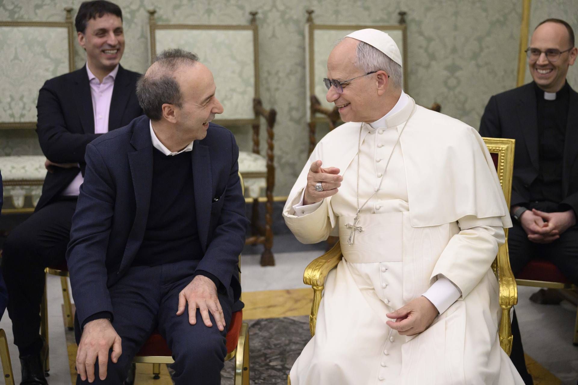 Benigni al Tg1, gaffe in diretta: "Ringrazio Papa Francesco..." - Il video