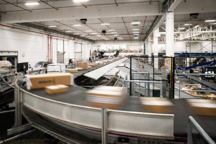 Magazzino spedizione pacchi (Fotogramma/Ipa)