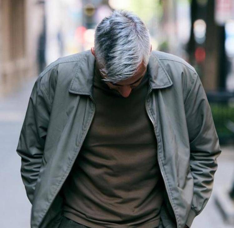Un uomo con i capelli grigi