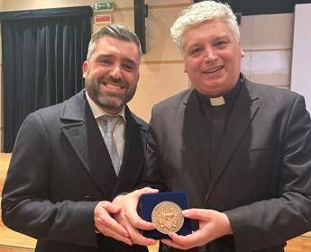 Ail Padova, a don Marco Brusutti il sigillo della città per l'impegno umanitario