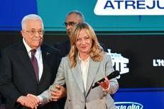 Abu Mazen con Giorgia Meloni (Afp)