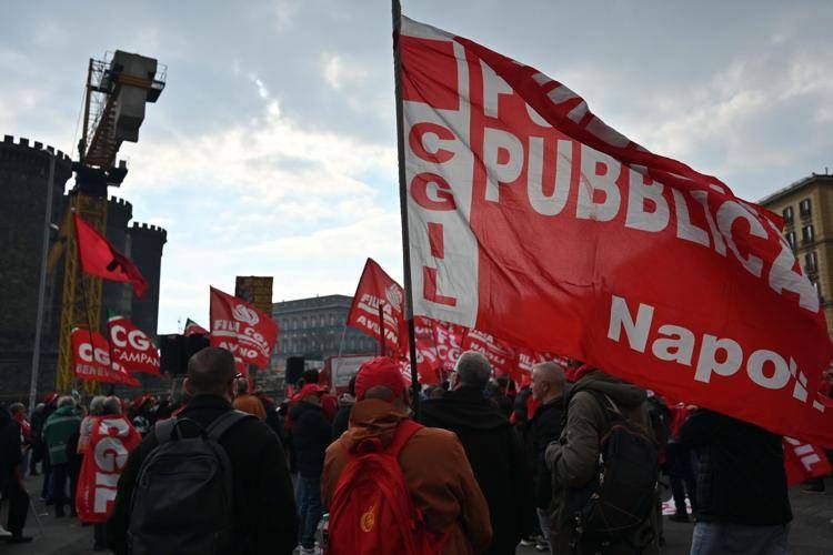 Il corteo Cgil a Napoli (Fotogramma/Ipa)