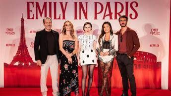 Lily Collins torna 'Emily in Paris': "Ha trovato la sua voce e ora prova ad usarla"