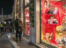 Vetrina natalizia con giocattoli - (Ipa)