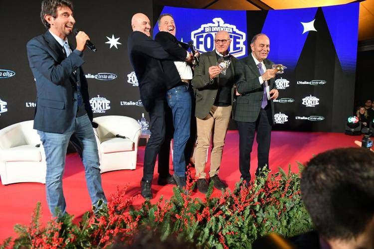 Crosetto prova a prendere in braccio Renzi, siparietto ad Atreju