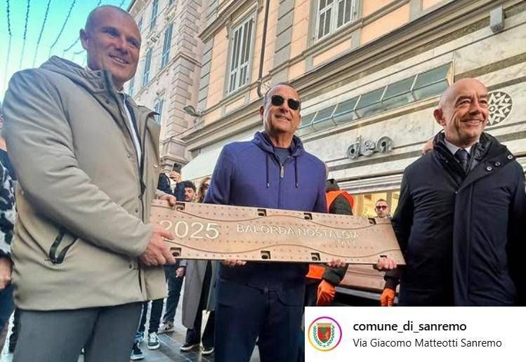 Sanremo, Carlo Conti posa la targa per Olly nella 'Walk of Fame' del Festival
