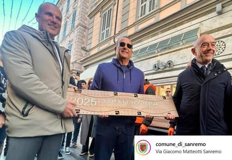 La posa della targa con il sindaco di Sanremo Alessandro Mager, Carlo Conti e l'assessore Alessandro Sindoni. Foto dal profilo Instagram del Comune