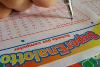 Schedine del SuperEnalotto (Fotogramma)