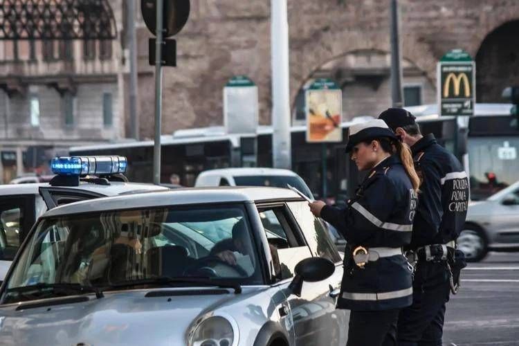Roma, blocco del traffico oggi domenica 14 dicembre: fasce orarie, chi può circolare e vie interdette