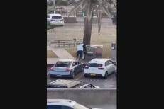 L'eroe di Bondi Beach, affronta il terrorista e gli strappa il fucile: il video