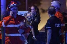 Una donna con una bimba a Sydney subito dopo l'attentato (Afp)