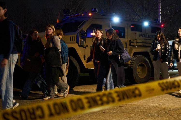 Ragazze sfollate dalla Brown University (afp)