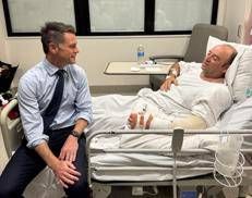 Ahmed al Ahmed in ospedale con il premier del Nuovo Galles del Sud Chris Minns 