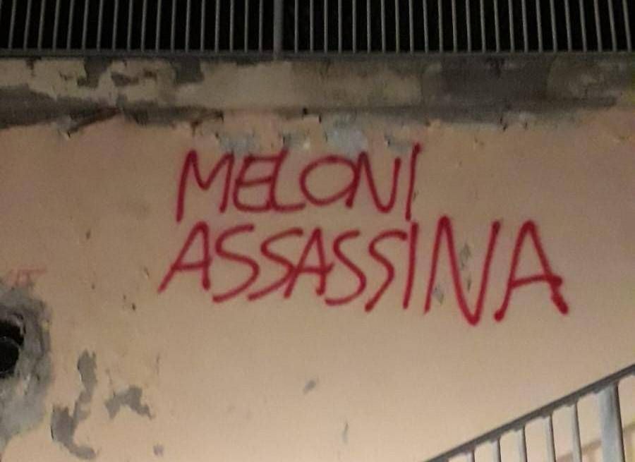 'Meloni assassina', scritta choc in centro a Castiglioncello   