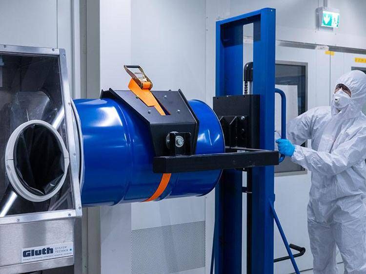 BMW accelera sull’economia circolare: il riciclo diretto delle batterie entra in funzione