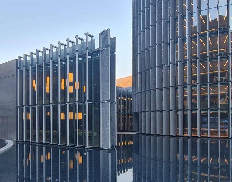 Alperia inaugura sede green, edificio immerso nell’acqua e nel verde