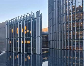 Alperia inaugura sede green, edificio immerso nell’acqua e nel verde