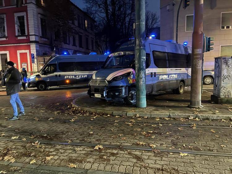 Operazione di polizia nel centro sociale torinese Askatasuna